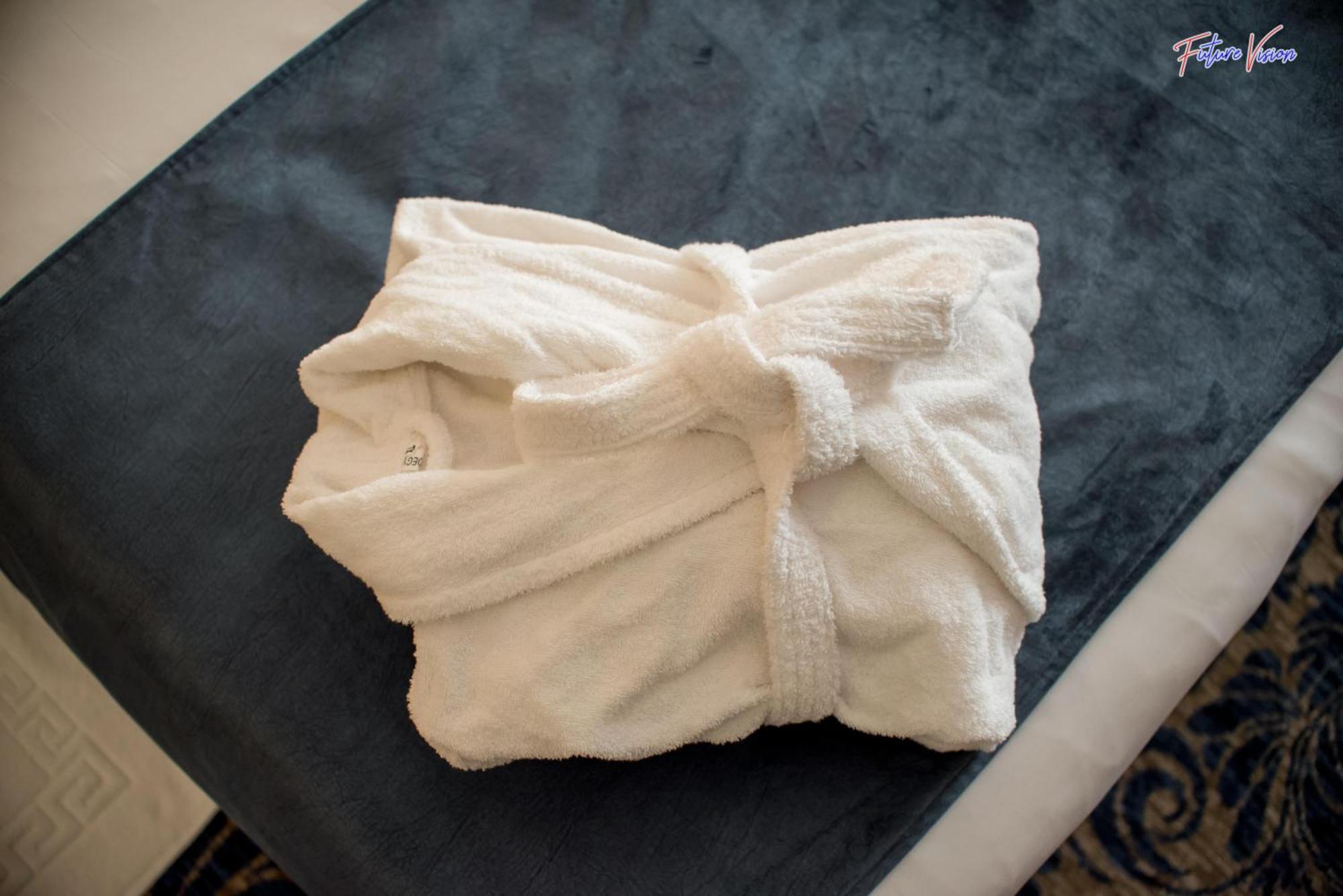 Rehana Plaza Hotel Il Il Cairo Esterno foto A folded bathrobe