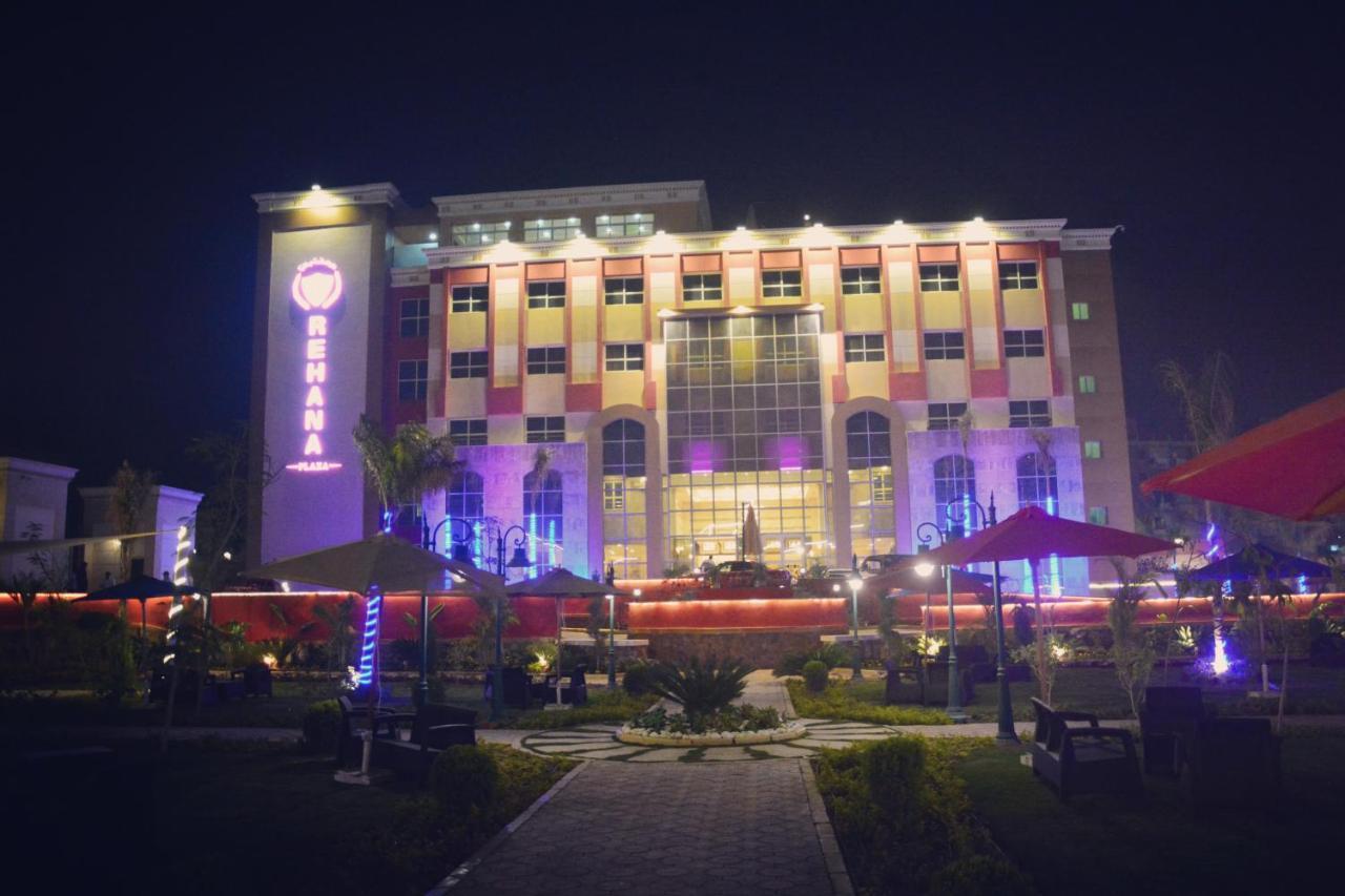Rehana Plaza Hotel Il Il Cairo Esterno foto The hotel at night
