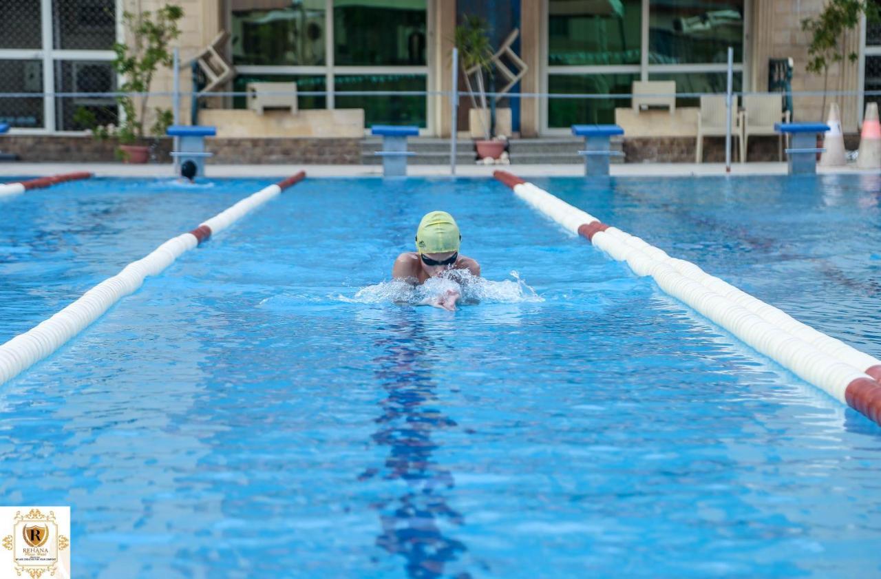 Rehana Plaza Hotel Il Il Cairo Esterno foto Swimming pool at the school